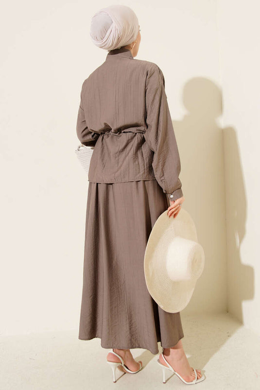 طقم تنورة بحزام خصر مزين بأزهار اللؤلؤ بلون فيزون