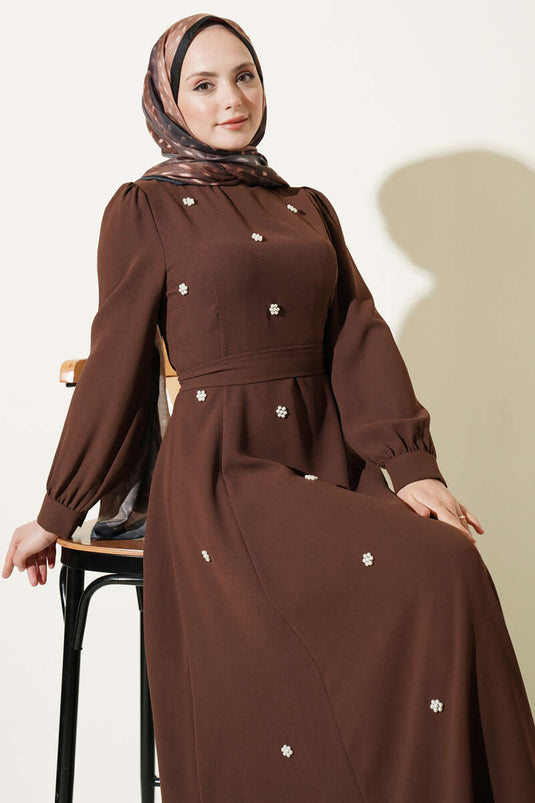 Robe Orné Beige Avec Ceinture À Fleurs En Perles