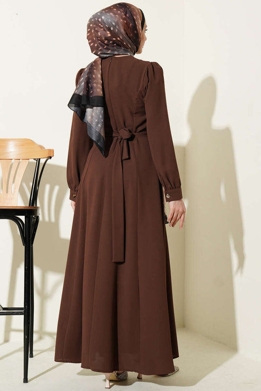 Robe Orné Beige Avec Ceinture À Fleurs En Perles