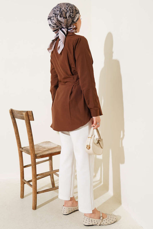 Chemise plissée à taille détaillée avec perles marron