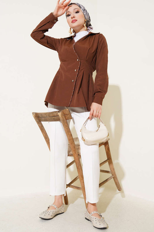 Chemise plissée à taille détaillée avec perles marron