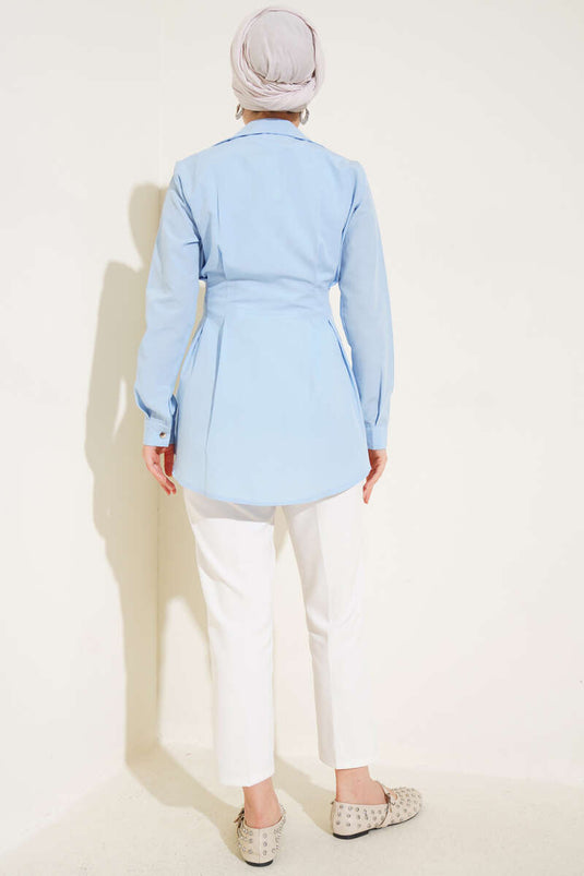 Chemise plissée à taille détaillée avec perles bleues