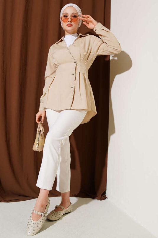 Chemise plissée ornée de perles et de pierres