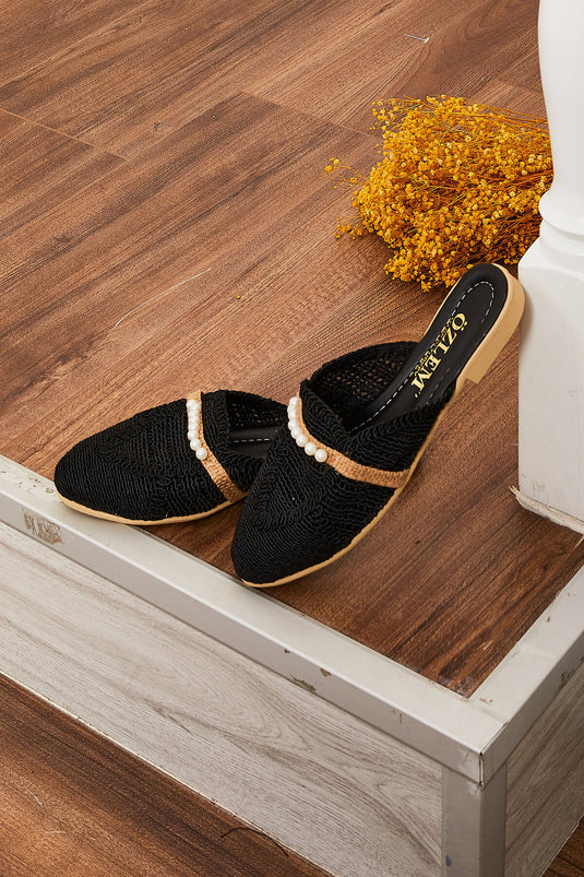 Chaussons en paille noirs ornés de perles