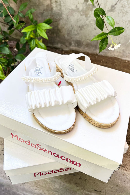 Sandales blanches ornées de perles