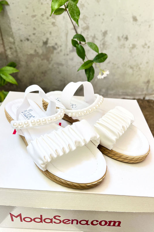 Sandales blanches ornées de perles