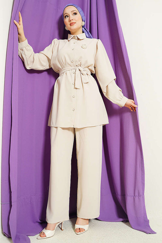 Ensemble deux pièces beige avec ceinture et boutons nacrés