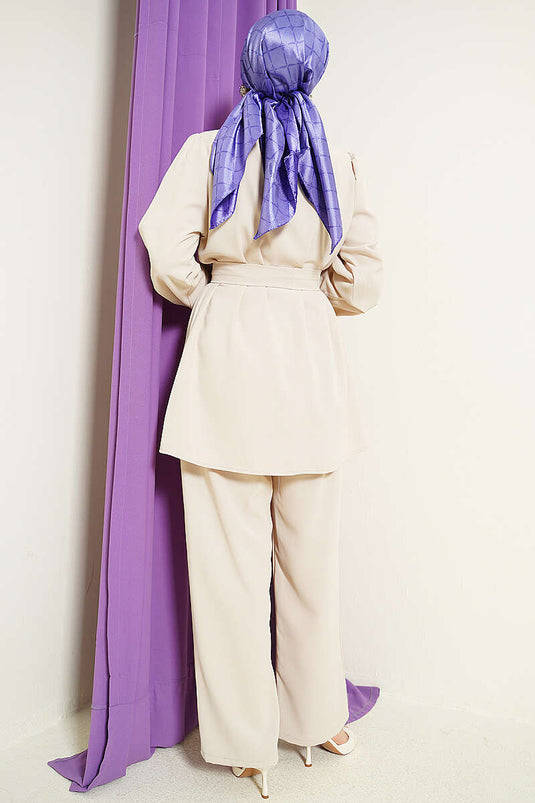 Ensemble deux pièces beige avec ceinture et boutons nacrés
