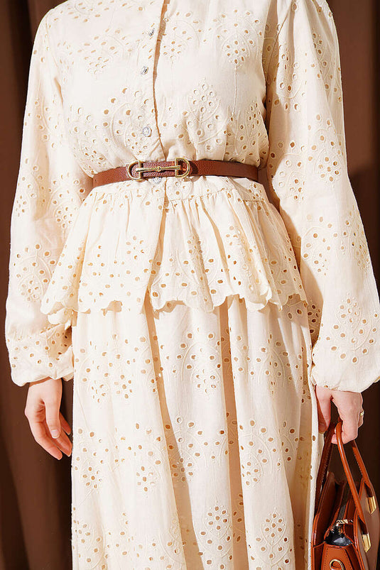 Zweiteiliger Anzug mit Perlenknöpfen und besticktem Rock, Beige