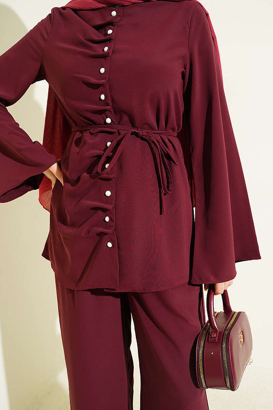 Ensemble deux pièces bordeaux avec détails plissés et boutons perle