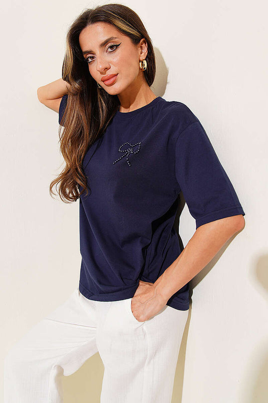Camiseta azul marino con lazo de perlas y piedras