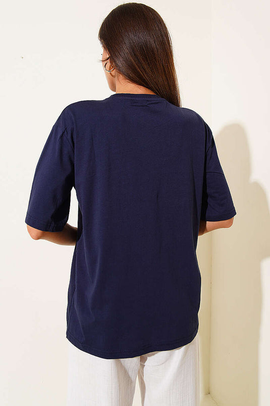 Camiseta azul marino con lazo de perlas y piedras