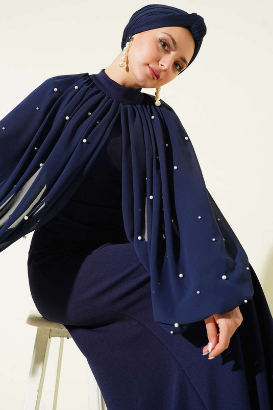 فستان سهرة أزرق داكن مع عباءة من اللؤلؤ