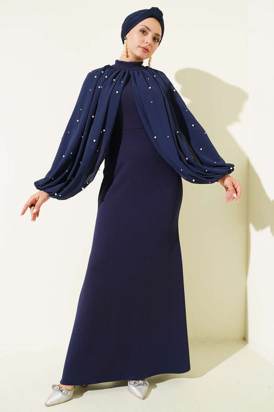 فستان سهرة أزرق داكن مع عباءة من اللؤلؤ