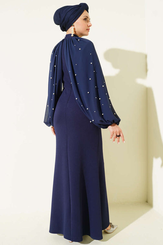 فستان سهرة أزرق داكن مع عباءة من اللؤلؤ