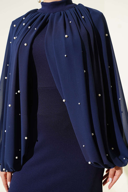 فستان سهرة أزرق داكن مع عباءة من اللؤلؤ