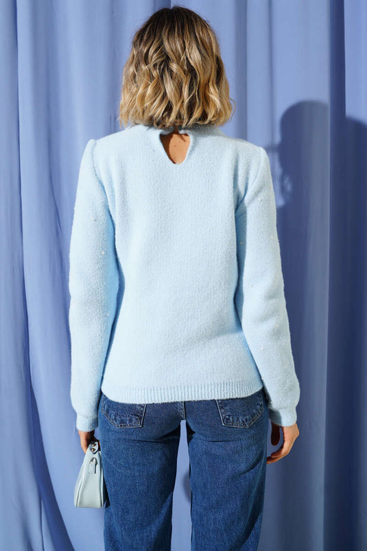 كنزة صوفية مخملية مزينة باللؤلؤ، لون أزرق فاتح