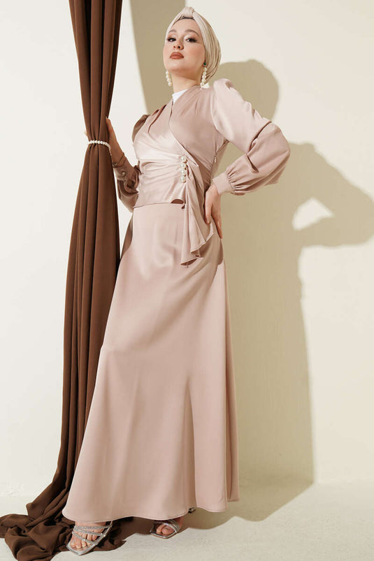 Robe de soirée en satin drapé ornée de perles beige