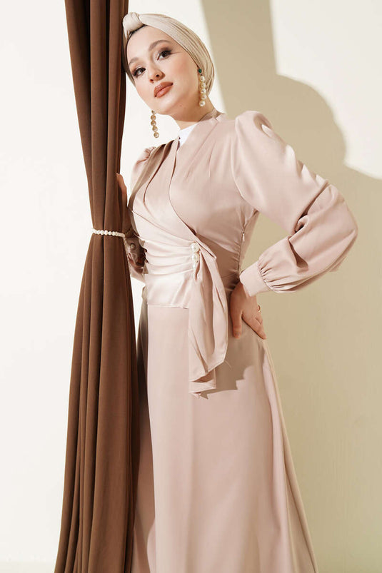 Robe de soirée en satin drapé ornée de perles beige