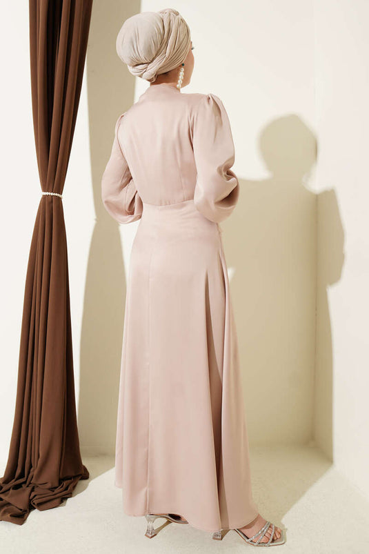 Robe de soirée en satin drapé ornée de perles beige