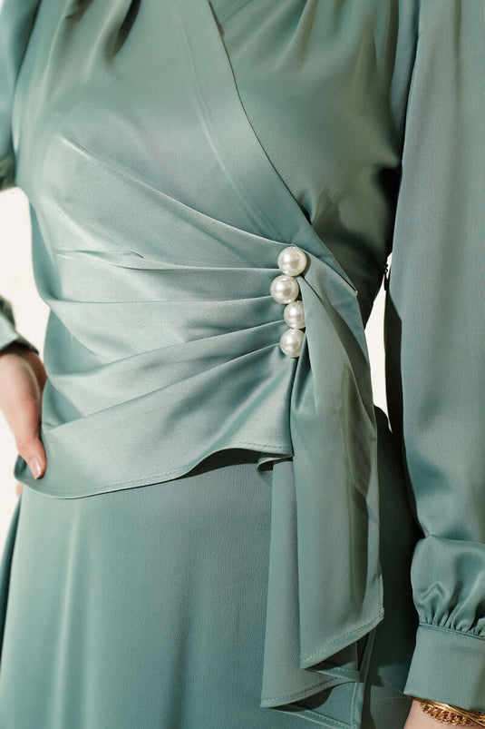 Abito da sera in raso drappeggiato con decorazioni di perle, verde salvia