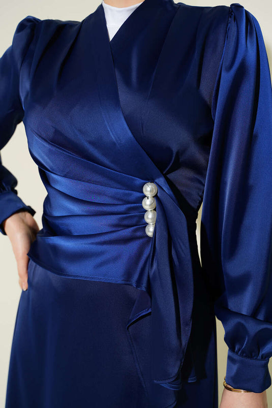 Robe de soirée en satin drapée ornée de perles, bleu marine