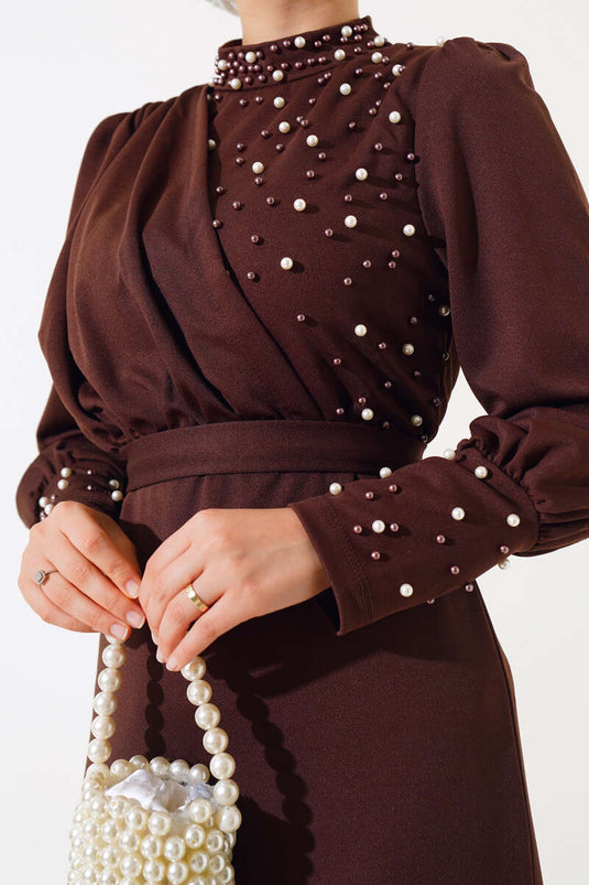 Robe ornée de perles marron