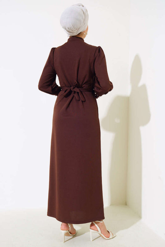 Robe ornée de perles marron