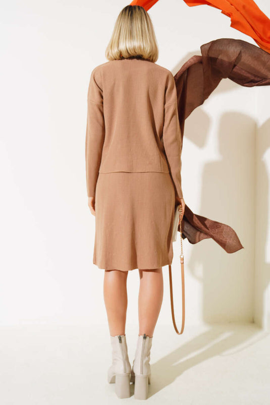 Ensemble deux pièces en maille orné de perles, jupe et coloris couleur biscuit