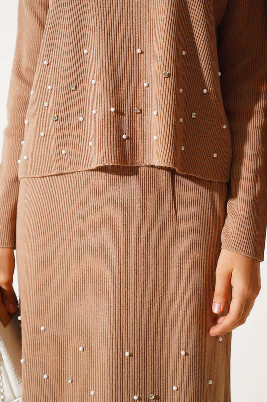 Conjunto de dos piezas de punto con falda adornada con perlas en tonos galletas