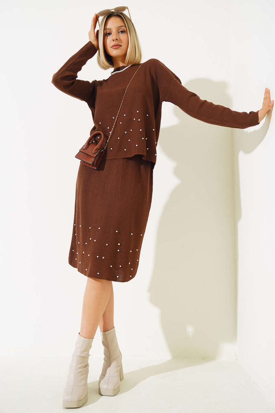 Ensemble deux pièces en maille marron orné de perles, comprenant une jupe