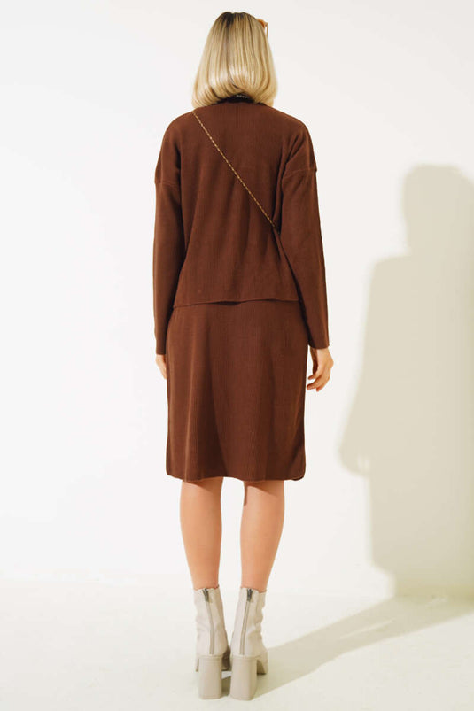 Ensemble deux pièces en maille marron orné de perles, comprenant une jupe