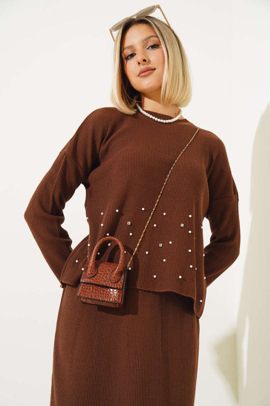 Ensemble deux pièces en maille marron orné de perles, comprenant une jupe