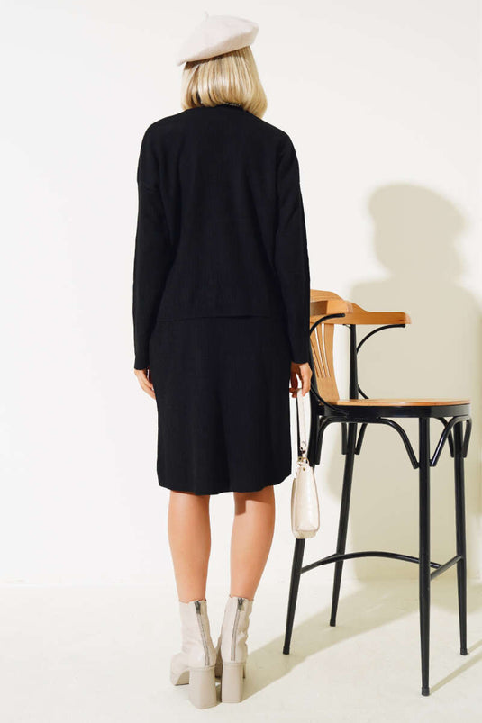 Ensemble deux pièces en maille noire orné de perles, comprenant une jupe et un haut.