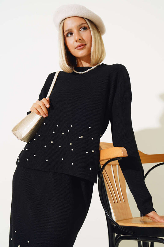 Ensemble deux pièces en maille noire orné de perles, comprenant une jupe et un haut.