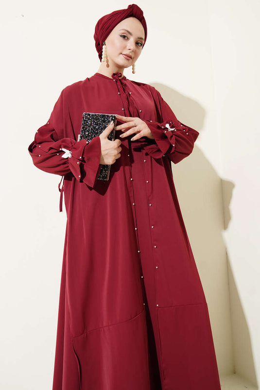 Kleid mit Perlenverzierung, Schmetterlingen und Cape in Bordeaux