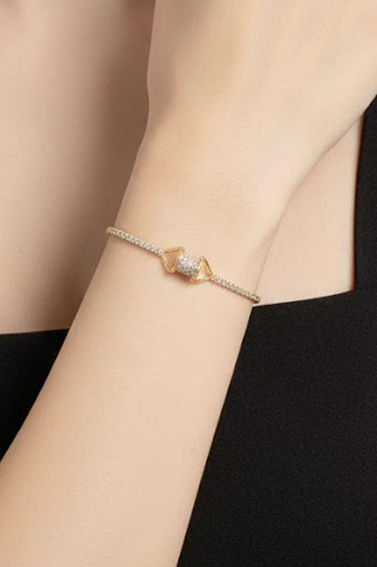 سوار ذهبي مزين باللؤلؤ والأحجار الكريمة