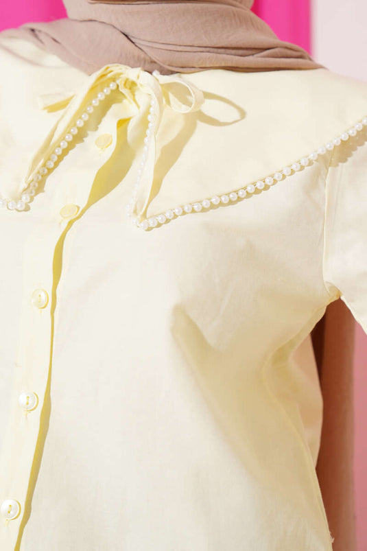 Chemise courte jaune à col marin orné de perles