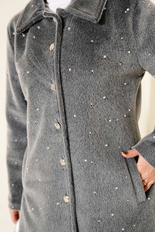 معطف رمادي داكن بزخرفة أزرار لؤلؤية وملمس ناعم كالوبر