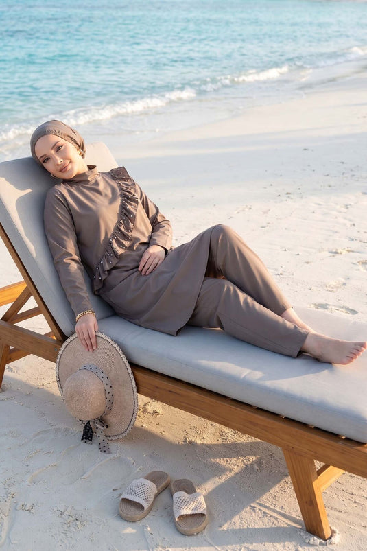 مايوه محتشم ثلاثي بتفاصيل كشكش وخرز بلون فيزون