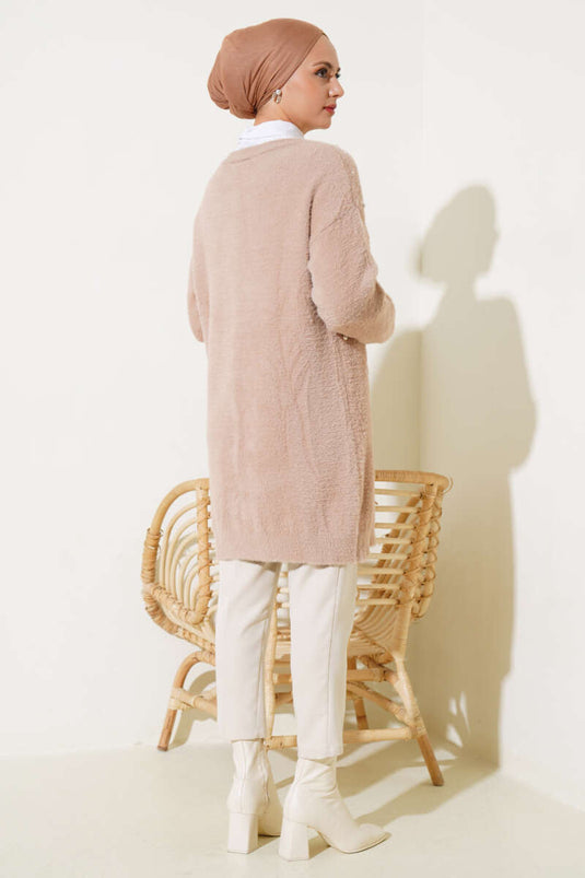 Gilet long boutonné couleur biscuit à barbe nacrée