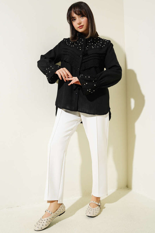 Chemise noire ornée de perles et de pierres brodées