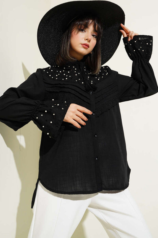 Chemise noire ornée de perles et de pierres brodées