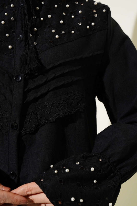 Chemise noire ornée de perles et de pierres brodées