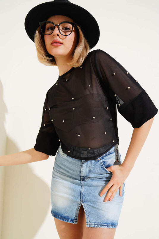 بلوزة من التول بأكمام نصف لؤلؤية سوداء