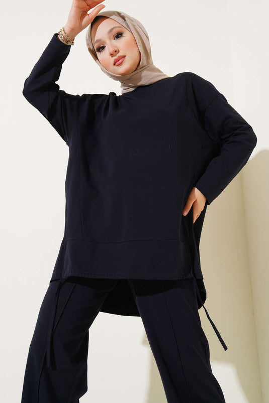 طقم أساسي من قطعتين باللون الأزرق الداكن مع تفاصيل رباط