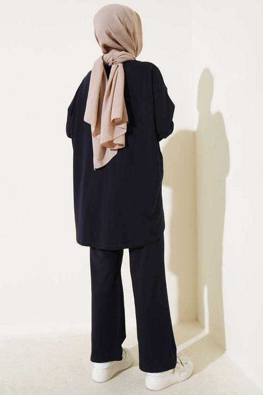 طقم أساسي من قطعتين باللون الأزرق الداكن مع تفاصيل رباط