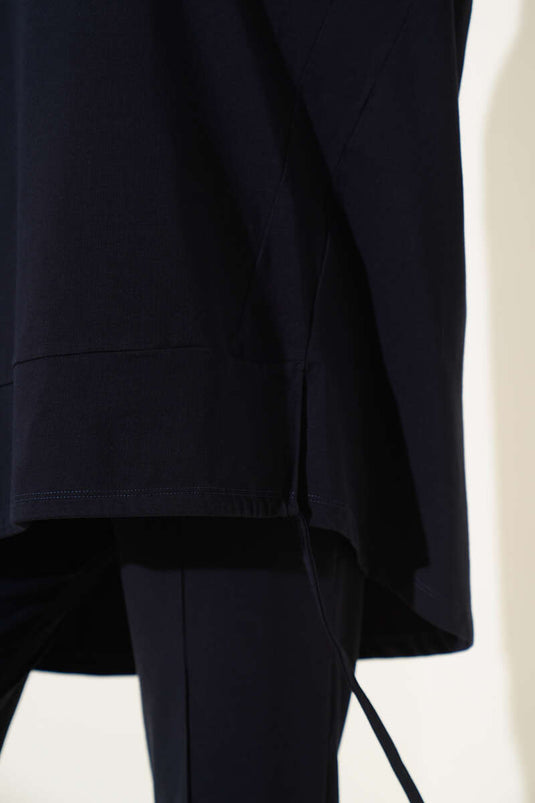 طقم أساسي من قطعتين باللون الأزرق الداكن مع تفاصيل رباط