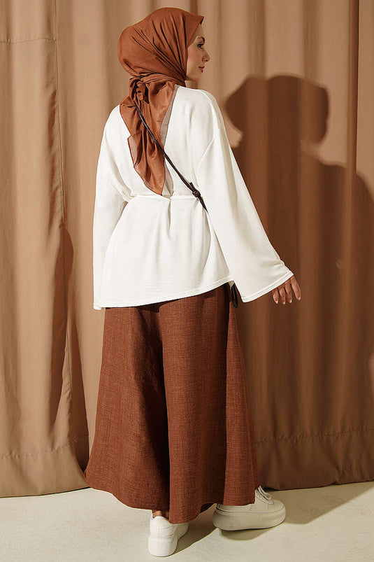 Tunique Beige Avec Détails Ornés Sur Les Bras Et Liens
