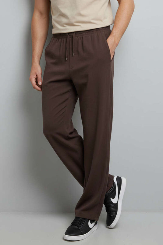Pantalón holgado de hombre de tensel con cordón en color café